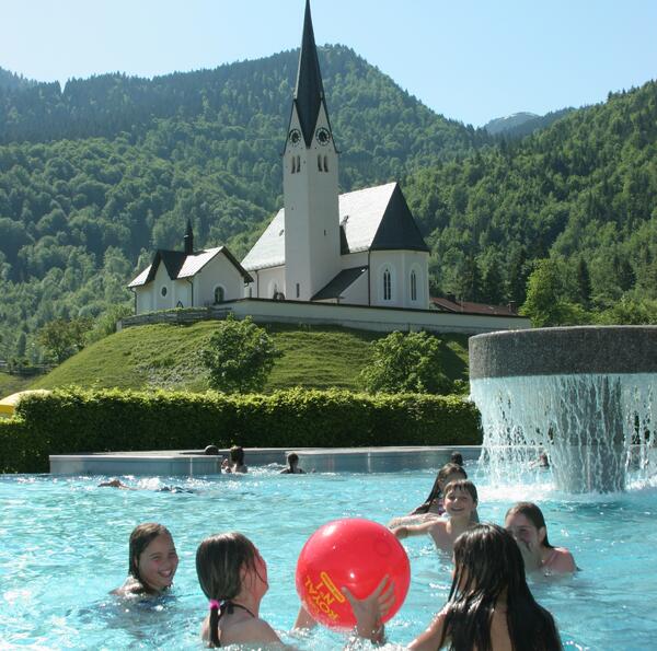 Bild vergr&ouml;&szlig;ern: Schwimmbad